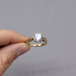Pierre Lang goldener Ring mit Glitzerstein Groesse