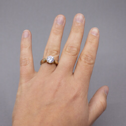 Pierre Lang goldener Ring mit Glitzerstein Tragebeispiel