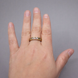 Pierre Lang goldener Ring 'Ornamente' Tragebeispiel