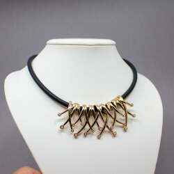 Pierre Lang Kautschuk-Kette mit goldenem Anhänger Pierre Lang Kautschuk Halskette mit goldenem Anhaenger Detail