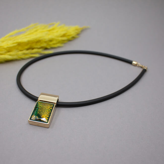 Pierre Lang Kautschuk-Kette & Anhänger in Grün/Gold Bild 1 Pierre Lang Kautschuk-kette mit Glas-Anhaenger