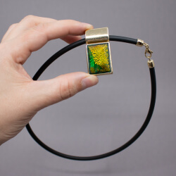 Pierre Lang Kautschuk-Kette & Anhänger in Grün/Gold Bild 2 Pierre Lang Kautschuk-kette mit Glas-Anhaenger Groesse