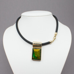 Pierre Lang Kautschuk-Kette & Anhänger in Grün/Gold Bild 3 Pierre Lang Kautschuk-kette mit Glas-Anhaenger Tragebeispiel