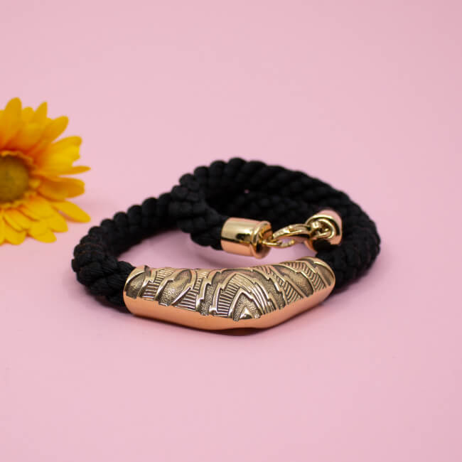 Pierre Lang Seidenkordel mit goldenem Mittelteil Bild 1 Pierre Lang Kordelkette goldenes Ornament