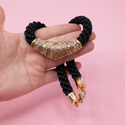 Pierre Lang Seidenkordel mit goldenem Mittelteil Bild 3 Pierre Lang Kordelkette goldenes Ornament Groesse