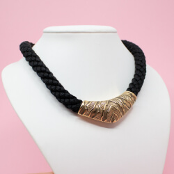 Pierre Lang Seidenkordel mit goldenem Mittelteil Bild 2 Pierre Lang Kordelkette goldenes Ornament Tragebeispiel