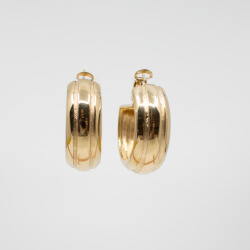 Pierre Lang massive goldene Creolen haengend