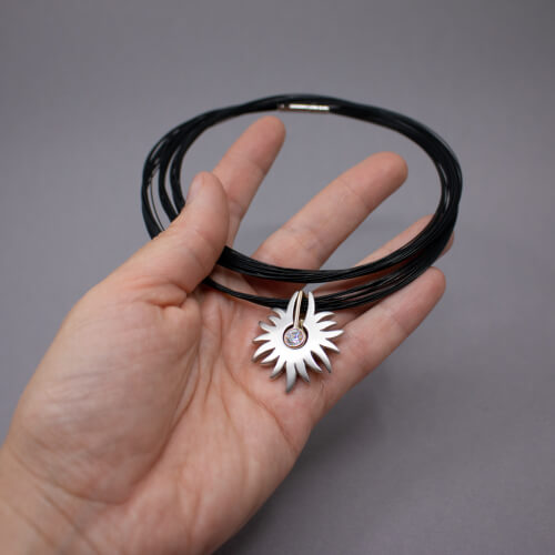 Pierre Lang Halskette mit silbernder Sonne Detail