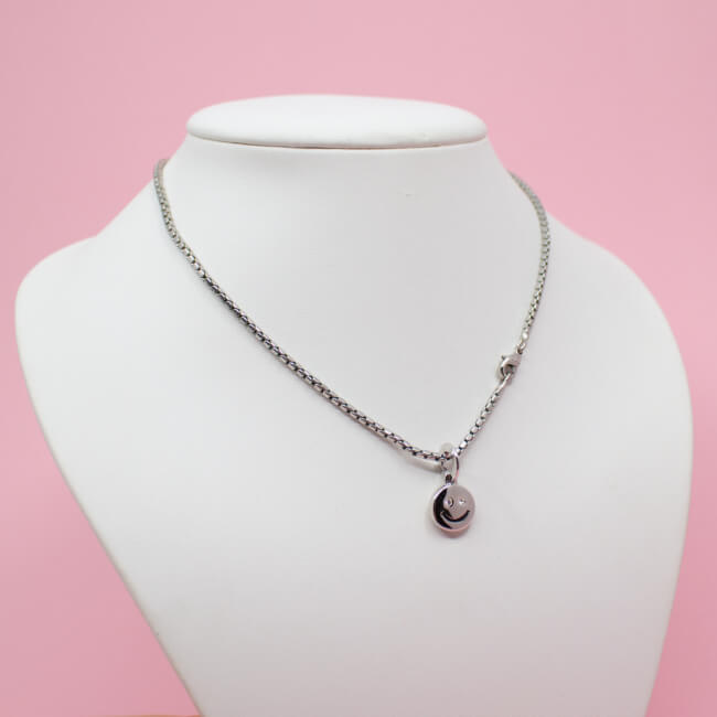 Pierre Lang Kette mit Smiley Anhänger rhodiniert Bild 1 Pierre Lang silberne Kette Smiley Tragebeispiel