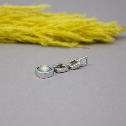 Pierre Lang silberner Anhänger mit Glitzerstein Pierre Lang silberner Anhaenger blauer Stein Seitenansicht