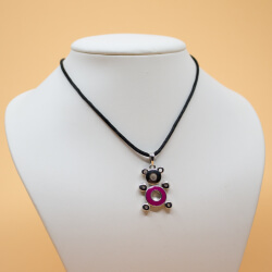 Pierre Lang aus Kreisen stilisierter Teddy Anhänger Bild 2 Pierre Lang silberner Anhanger 'Baerchen' Tragebeispiel