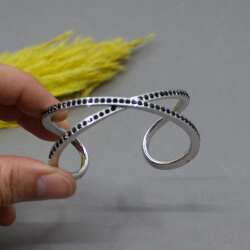 Pierre Lang, silberne Armspange mit Glitzersteine Pierre Lang silberner Armreif Detail