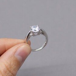 Pierre Lang silberner Ring mit Glitzerstein Detail