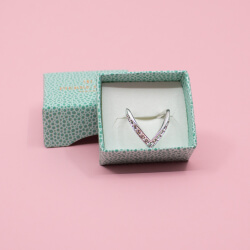 Pierre Lang Ring 'V' Motiv mit Glitzerstein Gr. VII Pierre Lang silberner Ring 'V' Front