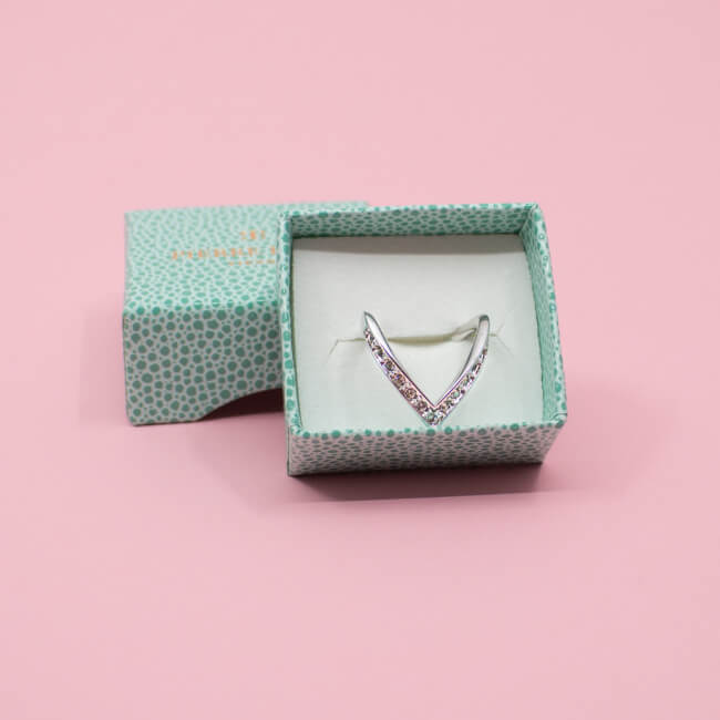 Pierre Lang Ring 'V' Motiv mit Glitzerstein Gr. VII Bild 1 Pierre Lang silberner Ring 'V' Front