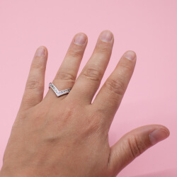 Pierre Lang Ring 'V' Motiv mit Glitzerstein Gr. VII Bild 3 Pierre Lang silberner Ring 'V' Tragebeispiel