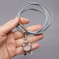Pierre Lang Stoffkette mit goldenem Frosch Groesse