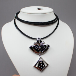 Pierre Lang schwarzes Collier Serie 'Rock' Bild 2 Pierre Lang Wechsel-Halskette mit silbernen Anhaengern Detail