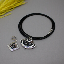 Pierre Lang schwarzes Collier Serie 'Rock' Bild 3 Pierre Lang Wechsel-Halskette mit silbernen Anhaengern Detail2