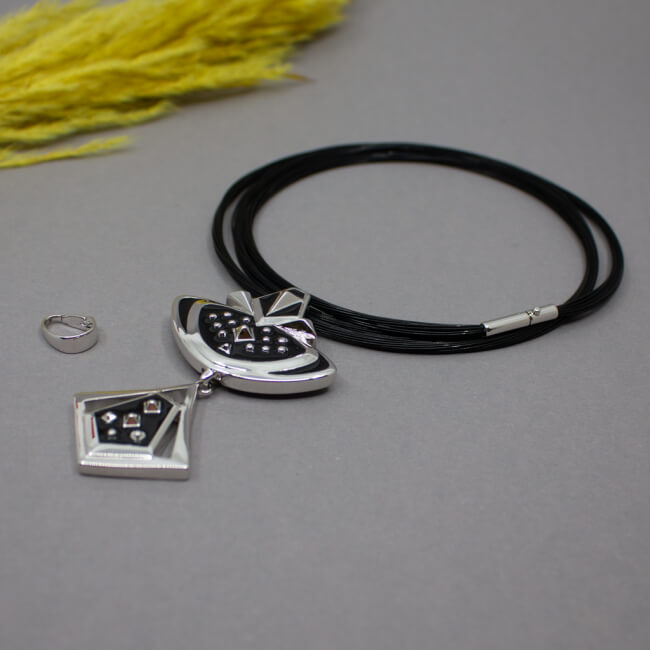 Pierre Lang schwarzes Collier Serie 'Rock' Bild 1 Pierre Lang Wechsel-Halskette mit silbernen Anhaengern Seite