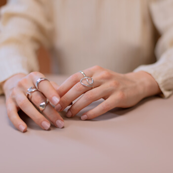 viele Ringe an Fingern