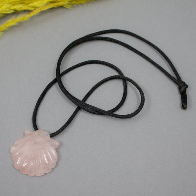 geschnitzte Rosenquarz Muschel an Satinband