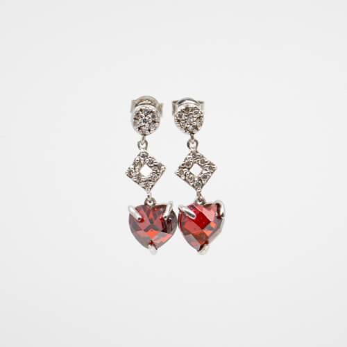 rote Herz-Zirkonia 925er Ohrstecker, Detail