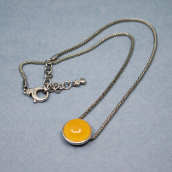 Skagen Edelstahl Kette mit gelben Glasstein Skagen Halskette mit gelben Stein, Detail