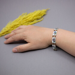 Souvenir Schmuck Emaille-Armband mit Alpenblumen Bild 2 Souvenir Schmuck Emaille-Armband mit Alpenblumen Tragebeispiel