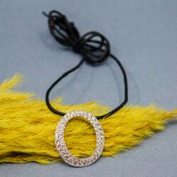 Swarovski Damenkette mit silbernen Oval, Detail