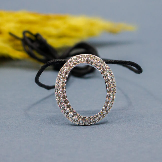 Swarovski Damenkette mit silbernen Oval, Front