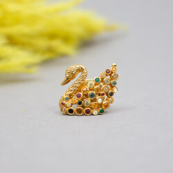 Swarovski goldener Schwan-Pin mit bunten Kristallen Swarovski goldener Schwan Pin Front