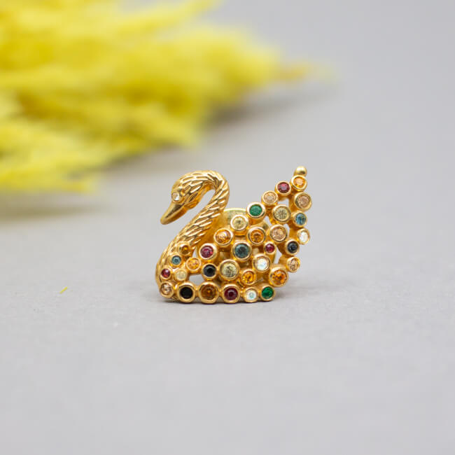 Swarovski goldener Schwan-Pin mit bunten Kristallen Bild 1 Swarovski goldener Schwan Pin Front