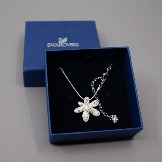 Swarovski silberne Schlangenkette mit Glitzerblume Bild 1 Swarovski silberne Kette 'Blume'