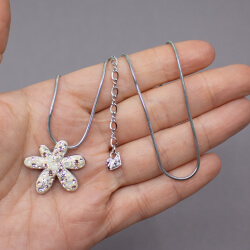 Swarovski silberne Schlangenkette mit Glitzerblume Bild 3 Swarovski silberne Kette 'Blume' Groesse