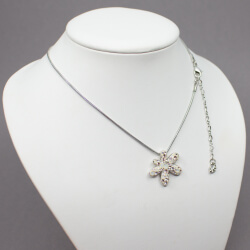 Swarovski silberne Schlangenkette mit Glitzerblume Bild 2 Swarovski silberne Kette 'Blume' Tragebeispiel