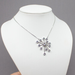 Swarovski silberne Kette 'abstrakte Schneeflocke' Swarovski silberne Schneeflocke Tragebeispiel