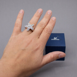 Swarovski zeitloser Cocktailring 'Stern' Bild 3 Swarovski silberner Ring 'Stern' Tragebeispiel