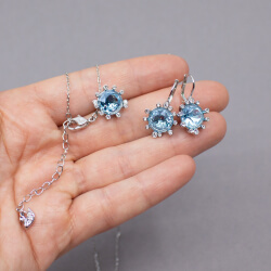 Swarovski silbernes Set mit blauem Stein Detail