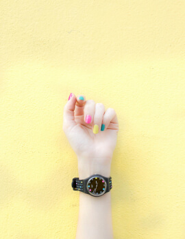Swatch Uhr am Handgelenk einer Frau