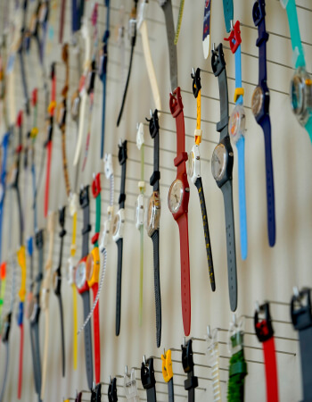 Swatch Uhren an einer Wand