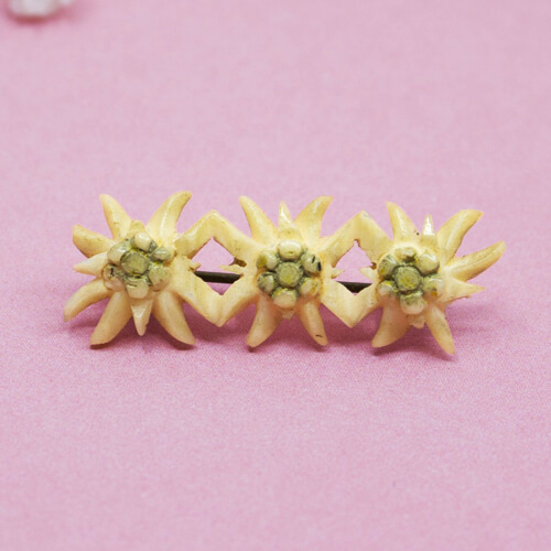 Antike unisex Brosche, Beinschnitzerei, drei Edelweiß, Frontseite