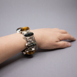 Vintage Armband mit Tigerauge 835 Silber rhodiniert, Tragebeispiel