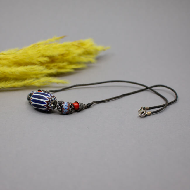 Vintage Glasmurmeln an Lederband 925er Schliesse Detail