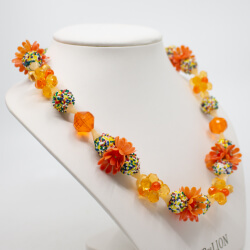 60er Mid Century Flower Power Sommerkette Bild 3 Vintage Plastik-Blumen Kette Tragebeispiel