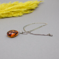 Natürlicher Bernstein Anhänger mit 925 Silberkette Vintage Silberkette mit Bernstein liegend