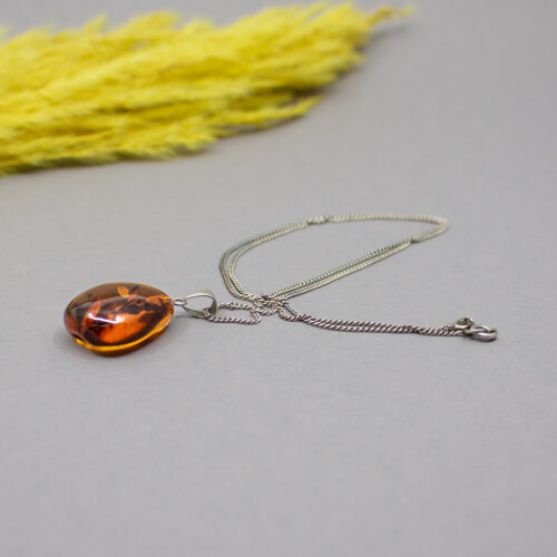 Vintage Silberkette mit Bernstein liegend