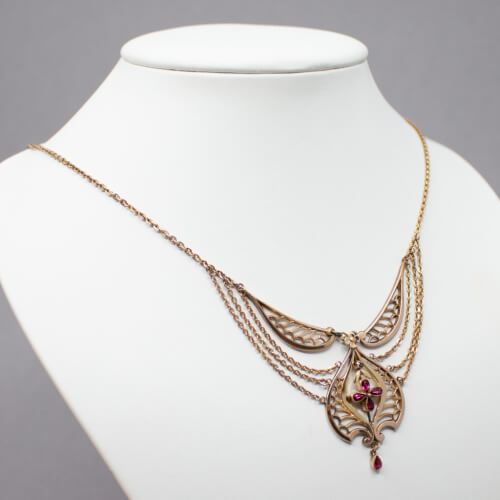 zarte antike Halskette mit Granat Seite