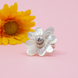 Charlotte Ehinger Ring 925er Perlmutt Blume Front