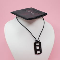 Jette Joop Europe 925er 'Rasierklinge' an Lederband Bild 2 JETTE 925er Rasierblatt an Lederband Tragebeispiel